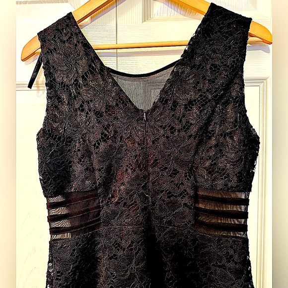 Black lace dress with peekaboo sides - Picture 7 of 11